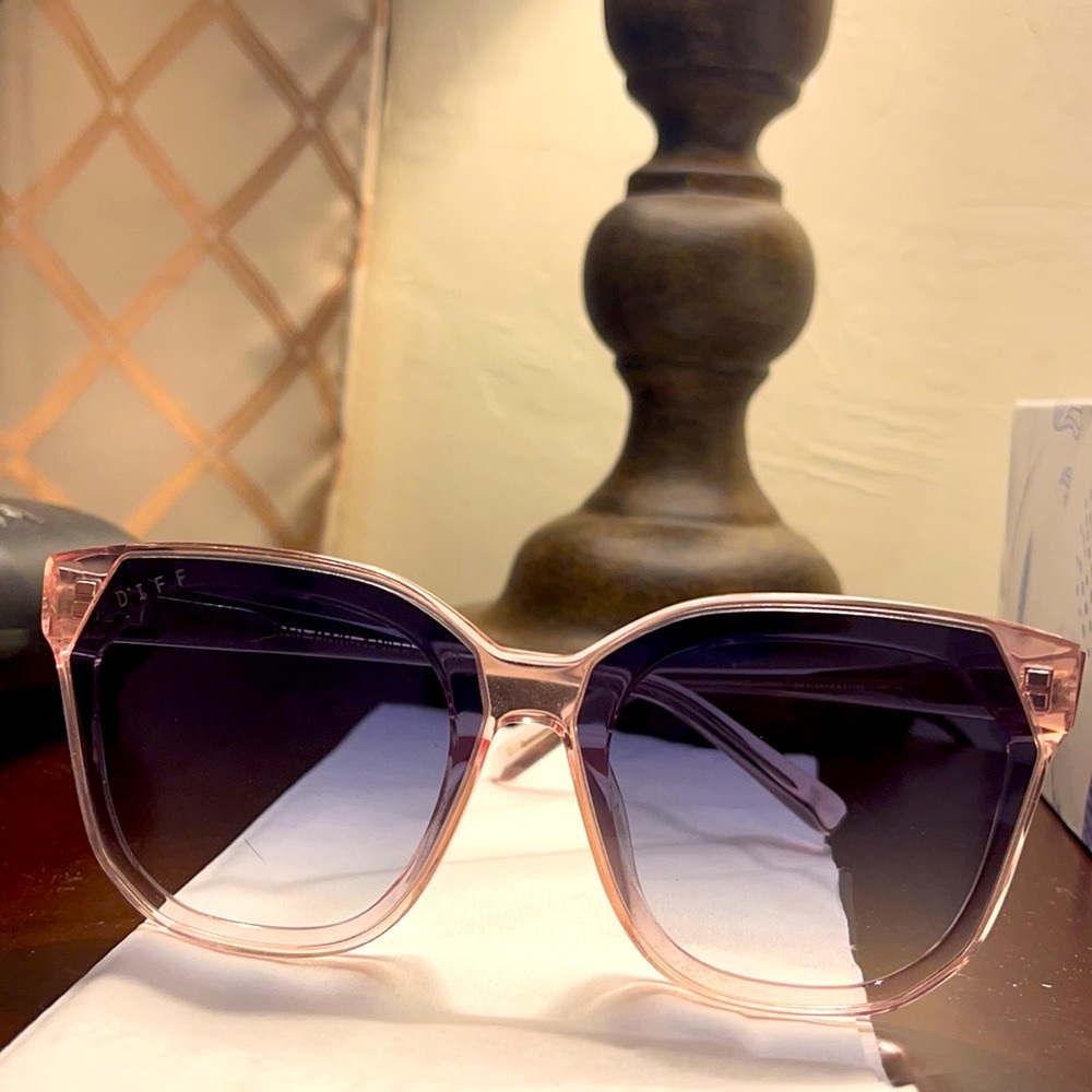 DIFF Gia retro looking sunnies